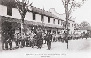 Huérfanos chinos con sus instructores franceses en la región de Kiang Sou. Fotografía de principios del siglo XX. Colección privada