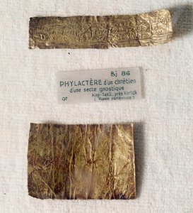 Antigüedades cristianas: filacteria de oro de un cristiano de una secta gnóstica. De Kerch, sitio de Kop-Takil (Ucrania antigua Grecia). Museo del Louvre, París