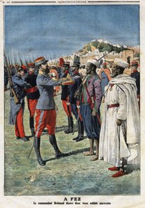 El comandante Edouard Bremond (1868-1948) decora a dos viejos soldados marroquíes en Fez. Grabado en “Le Petite Journal”, el 21/01/1912. Colección privada de Anonymous Anonymous