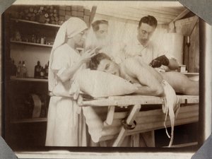 Primera Guerra Mundial 1914-1918: médicos y enfermera tratando las heridas de un soldado en la sala de curas, campamento de Couville en el Canal de la Mancha, Baja Normandía, Francia. Fotografía anónima julio de 1917. Colección privada, Stella de Anonymous Anonymous