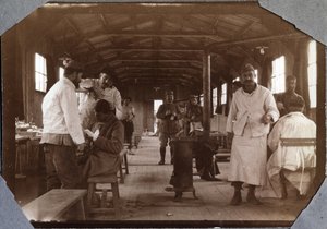 Primera Guerra Mundial 1914-1918: sala de curas para soldados franceses heridos. Couville en la Mancha, Baja Normandía, Francia. Fotografía anónima mayo de 1917. Colección privada, Stella de Anonymous Anonymous