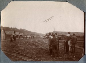Primera Guerra Mundial 1914-1918: escuadrón militar de Mont Saint Martin sobrevolando el campamento de Couville, Manche, Baja Normandía, Francia. Fotografía anónima junio de 1917. Colección privada, Stella de Anonymous Anonymous