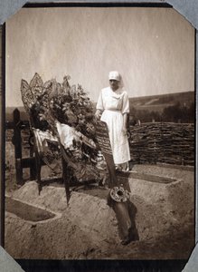 Primera Guerra Mundial 1914-1918: enfermera (¿Therese Pavillou?) en una blusa en la tumba del sargento piloto francés Roux, que murió a los 21 años, en Couville, Manche, Baja Normandía, Francia. Fotografía anónima julio de 1917. Colección privada, Stella de Anonymous Anonymous