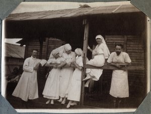 Primera Guerra Mundial 1914-1918: enfermeras y médicos en bata en Couville, Manche, Baja Normandía, Francia. Fotografía anónima julio 1917. Colección privada, Stella. de Anonymous Anonymous