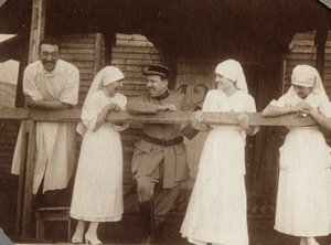Primera Guerra Mundial 1914-1918: enfermeras y doctores en bata hablando con un soldado francés en Couville, Mancha, Baja Normandía, Francia. Fotografía anónima julio 1917. Colección privada, Stella.