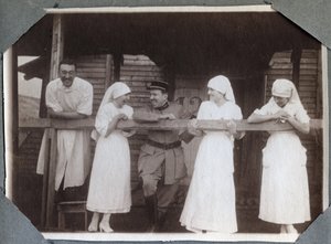 Primera Guerra Mundial 1914-1918: enfermeras con una blusa divertida con soldados y un médico en Couville, Manche, Baja Normandía, Francia. Fotografía anónima julio de 1917. Colección privada, Stella de Anonymous Anonymous
