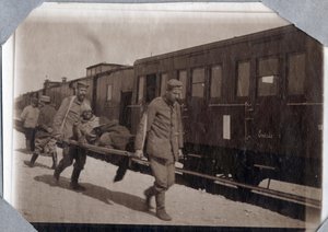 Primera Guerra Mundial 1914-1918: heridas de soldados y camillas en una estación en el Canal de la Mancha, Baja Normandía, Francia. Fotografía anónima mayo 1917. Colección privada, Stella.