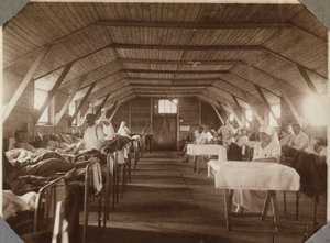 Primera Guerra Mundial 1914-1918: soldados heridos y enfermeras de la Cruz Roja Francesa, campamento de Couville en la Mancha, Baja Normandía, Francia. Fotografía anónima julio 1917. Colección privada, Stella. de Anonymous Anonymous