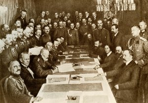 Primera Guerra Mundial: firma del Tratado de Paz de Brest-Litovsk el 03/03/1917 entre los alemanes y los rusos. El Imperio Bolchevique tiene diferentes territorios a Alemania. Representantes de los imperios centrales (o Triple Alianza, Alemania, Austri