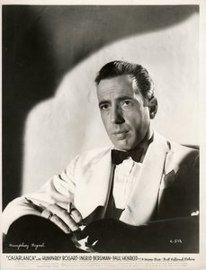 Humphrey Bogart (1899-1957) en la película Casablanca de Michael Curtiz por Anónimo de Anonymous Anonymous