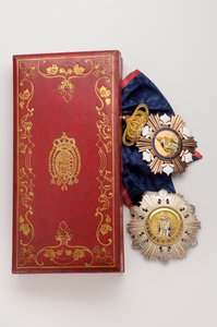 Reino de las Dos Sicilias - Orden de San Fernando y Mérito: insignias de un caballero gran cruz perteneciente a un miembro de la Casa Gran Ducal de Baden - Mediados del siglo XIX - Oro, plata y esmaltes; caja de armas del Reino de las Dos Sicilias de Anonymous Anonymous
