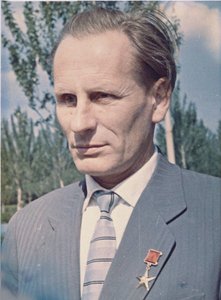 Mikhail Vasilyevich Melnikov (1919-1996), diseñador de motores de cohetes - Anónimo. Fotografía en color Colección Privada