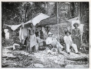 Misión del capitán francés Louis Gustave Binger (1856-1936): campamento de la misión en Afforenou, Costa de Marfil. Grabado en 