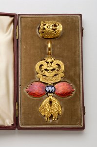 Orden del Toisón de Oro: Toisón de Oro español - Insignia perteneciente a Arthur Wellesley (1769-1852) - Anverso - Fabricado por Hamlet (Londres) - Principios del siglo XIX - Oro y esmaltes - H: 7.8 cm; W: 5.6 cm; Peso: 38 g - Estuche original en mármol bu de Anonymous Anonymous