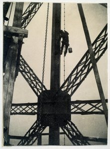 Pintor en la Torre Eiffel en 1889, París de Anonymous Anonymous