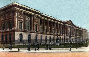 París: vista exterior de la Colonnade du Louvre construida por Claude Perrault (1613-1688). Fotografía de 1920 en “Álbum Artístico” de la ciudad de París. Colección privada. de Anonymous Anonymous