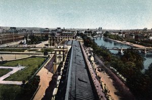 París: panorama hacia el Louvre. El Sena y la Catedral de Notre Dame (Notre-Dame), a la derecha. Fotografía de 1920 en “Artistic Album” de la ciudad de París. Colección privada. de Anonymous Anonymous