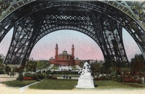 París: el Palais du Trocadero visto bajo la Torre Eiffel. Fotografía de 1920 en “Artistic Album” de la ciudad de París. Colección privada. de Anonymous Anonymous