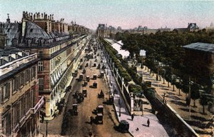 París: vista del tráfico en la rue de Rivoli, hacia el Louvre. Fotografía de 1920 en “Álbum Artístico” de la ciudad de París. Colección privada. de Anonymous Anonymous