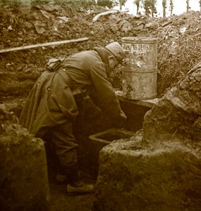 Fotografía - Placa de vidrio estereoscópica sobre la Primera Guerra Mundial: Un lavabo improvisado en una trinchera, Colección privada de Anonymous Anonymous