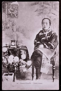 Retrato de mujer china en traje tradicional con pies vendados - Fotografía de principios del siglo XX - Colección privada de Anonymous Anonymous