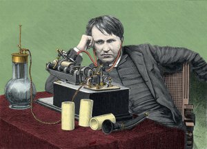 Retrato de Thomas Edison (1847-1931), físico estadounidense, con su fonógrafo. Grabado alrededor de 1900