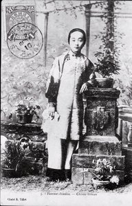 Retrato de una joven china en traje tradicional. Fotografía de principios del siglo XX - Colección privada de Anonymous Anonymous