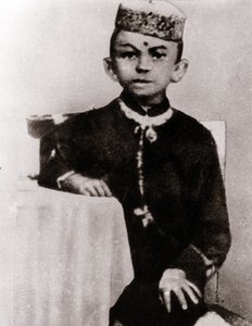 Retrato del líder político Mohandas Karamchand Gandhi (1869-1948) niño de Anonymous Anonymous