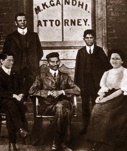 Retrato del líder político Mohandas Karamchand Gandhi (1869-1948) abogado en Durban, Sudáfrica. Fotografía 1893 de Anonymous Anonymous