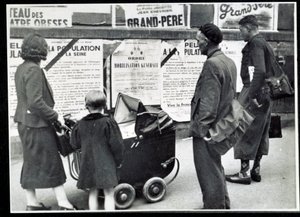 Segunda Guerra Mundial (1939-1945): Transeúntes leen los carteles de movilización en septiembre de 1939 de Anonymous Anonymous