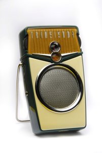 Naturaleza muerta de una RADIO TRANSISTOR o RADIO DE BOLSILLO o RADIO PORTÁTIL TRANSISTOR de Anonymous Anonymous