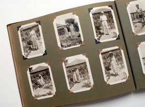 Naturaleza muerta de un álbum de fotos (fotográfico) alrededor de 1925. de Anonymous Anonymous