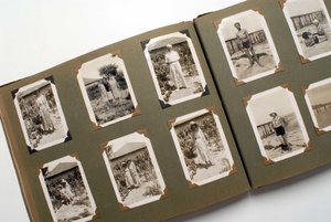 Naturaleza muerta de un álbum de fotos (fotográfico) alrededor de 1925.