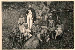 El explorador Pierre Savorgnan de Brazza (1852-1905) y un grupo de indígenas del Vicariato Apostólico de las Dos Guineas en Gabón. Grabado en “Les Missions Catholiques au XIXeme Siecle” de Louis-Eugene Louvet. Colección privada. de Anonymous Anonymous