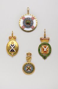 Reino Unido - Orden del Cardo - Izquierda: Insignia de heraldo de armas escocesas, esta insignia no está exclusivamente vinculada a la Orden del Cardo, Mediados del siglo XVIII, Oro y esmaltes, H 7 cm; w 3.8 cm; peso: 36 g - Derecha: insignia de decano de  de Anonymous Anonymous
