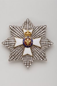 Reino Unido - Orden Real de Victoria: placa de caballero Gran Cruz - Finales del siglo XIX - Oro, plata, diamantes, esmeralda, rubíes y esmaltes - D 7.9 cm; peso: 56 g - Colección privada de Anonymous Anonymous