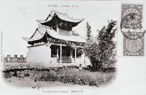 Vista de una vivienda china en Mong Tse en la región de Yunnan, China. Fotografía de principios del siglo XX. Colección privada de Anonymous Anonymous