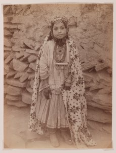 Niña adornada con joyas de plata