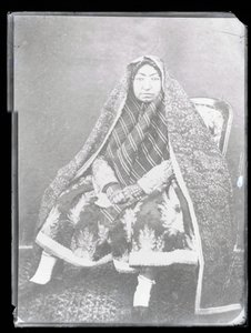 Retrato de estudio: Madre de Nasir Al-Din Shah, Mahd-i Awliya de Antoin Sevruguin