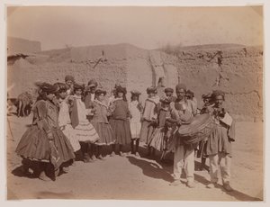 Grupo de mujeres bailando en traje tribal de Antoin Sevruguin