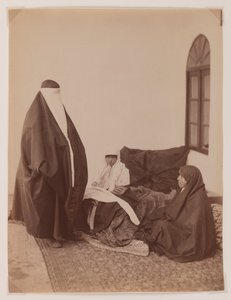 Dos mujeres veladas y un niño de Antoin Sevruguin