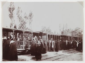 Mujeres veladas abordando un tren