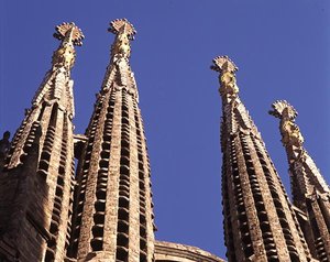 Agujas de La Sagrada Familia, iglesia comenzada en 1882