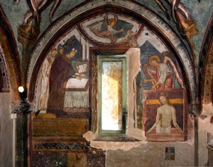 A la izquierda, el Papa Gregorio IX, entonces obispo de la ciudad de Ostia, consagra la capilla (siglo XII); a la derecha, la Piedad, fresco realizado posteriormente por Antonio Aquili, llamado Antoniazzo Romano (activo alrededor de 1461-1508). Siglo XV. C