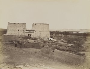 Edfu, vista del pilón y la aldea de Antonio Beato