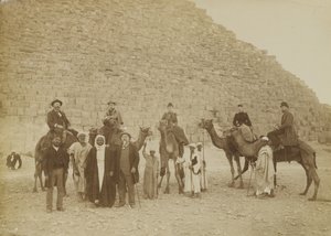 Familia de turistas en Giza, Egipto de Antonio Beato