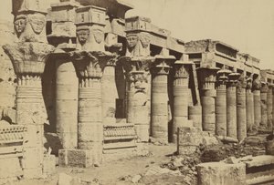 Philae: Columnata con capilla de Nectenebo I de Antonio Beato