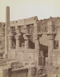 Philae, vista desde el noreste del extremo sur de la columnata oeste y el pórtico de Nectanebo en el templo de Isis de Antonio Beato