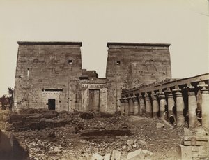 Philae, vista del pilón con columnas de Antonio Beato