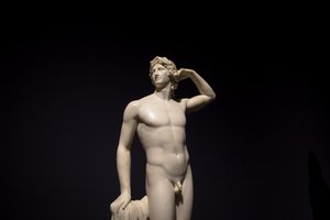 MILÁN, ITALIA - junio de 2020: la escultura antigua Apolo cacareando - 1782 - Ant..., 2019 (foto) de Antonio Canova